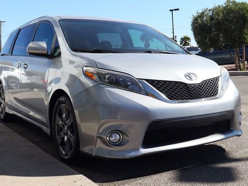 Used 2017 Toyota Sienna SE Premium image 18
