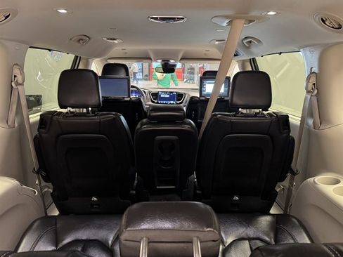 Used 2022 Chrysler Pacifica Touring-L w/ Uconnect Theater Family Group image 20