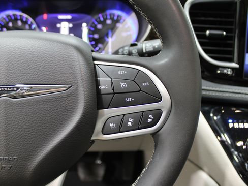 Used 2024 Chrysler Pacifica Limited image 12