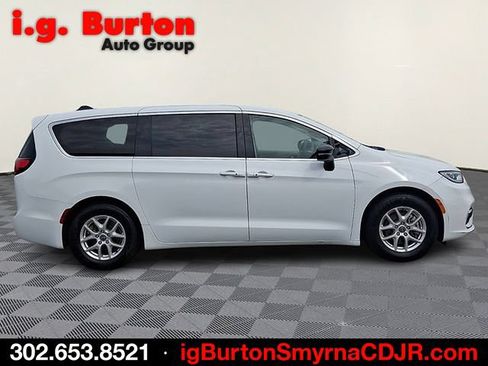 Used 2024 Chrysler Pacifica Touring-L FWD image 7