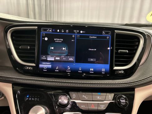 Used 2024 Chrysler Pacifica Touring-L image 17