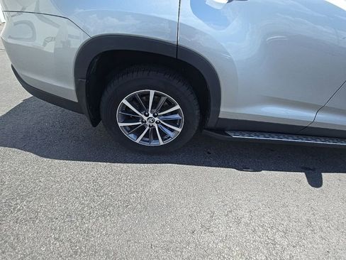 Used 2019 Toyota Highlander XLE AWD/4WD image 11