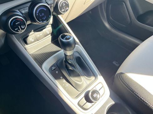 Used 2025 Hyundai Venue SEL image 40