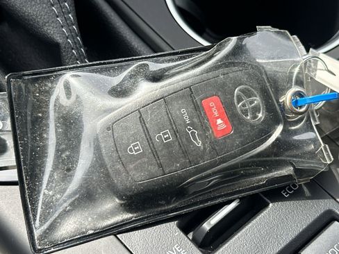 Used 2024 Toyota Highlander XLE AWD/4WD image 35