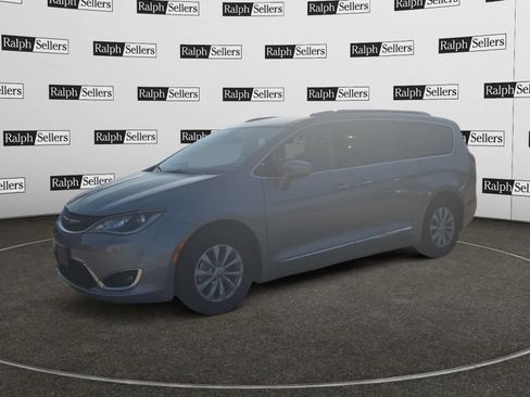 Used 2019 Chrysler Pacifica Touring-L image 2