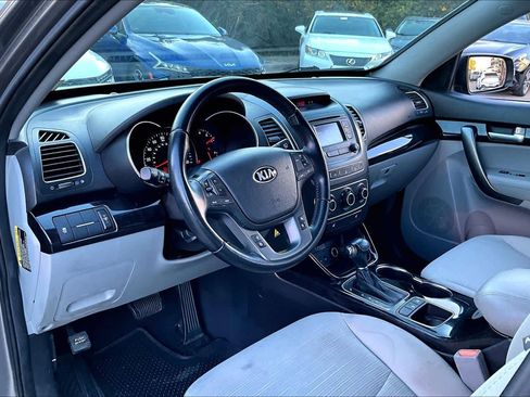 Used 2014 Kia Sorento LX image 16