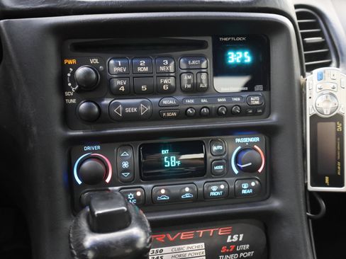 Used 2000 Chevrolet Corvette Convertible w/ Memory Pkg RWD image 26