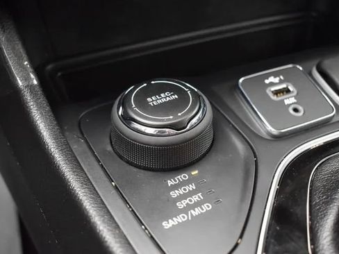 Used 2020 Jeep Cherokee Limited AWD/4WD image 38