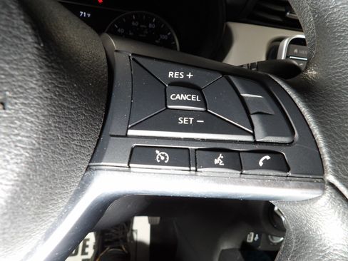 Used 2021 Nissan Versa SV FWD image 16