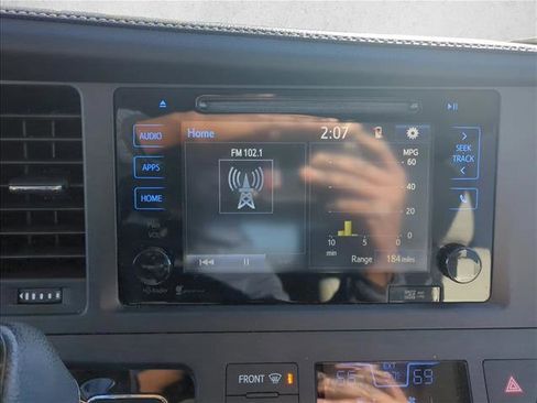 Used 2015 Toyota Sienna XLE image 10