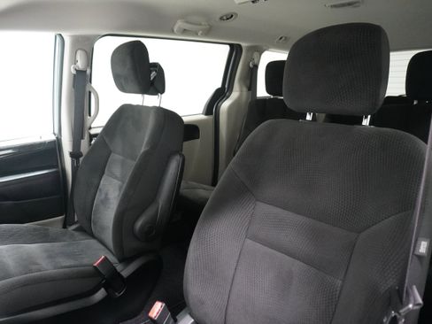 Used 2018 Dodge Grand Caravan SE w/ UConnect Hands-Free Group image 11