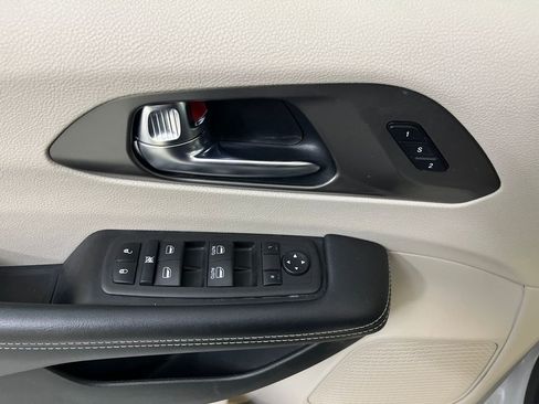 Used 2023 Chrysler Pacifica Touring-L image 63