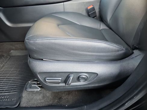 Used 2024 Toyota Grand Highlander AWD image 17