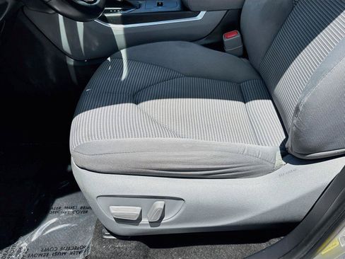 Used 2023 Toyota Highlander LE FWD image 19