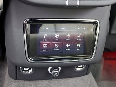 Used 2024 Bentley Bentayga Plug-In Hybrid image 32