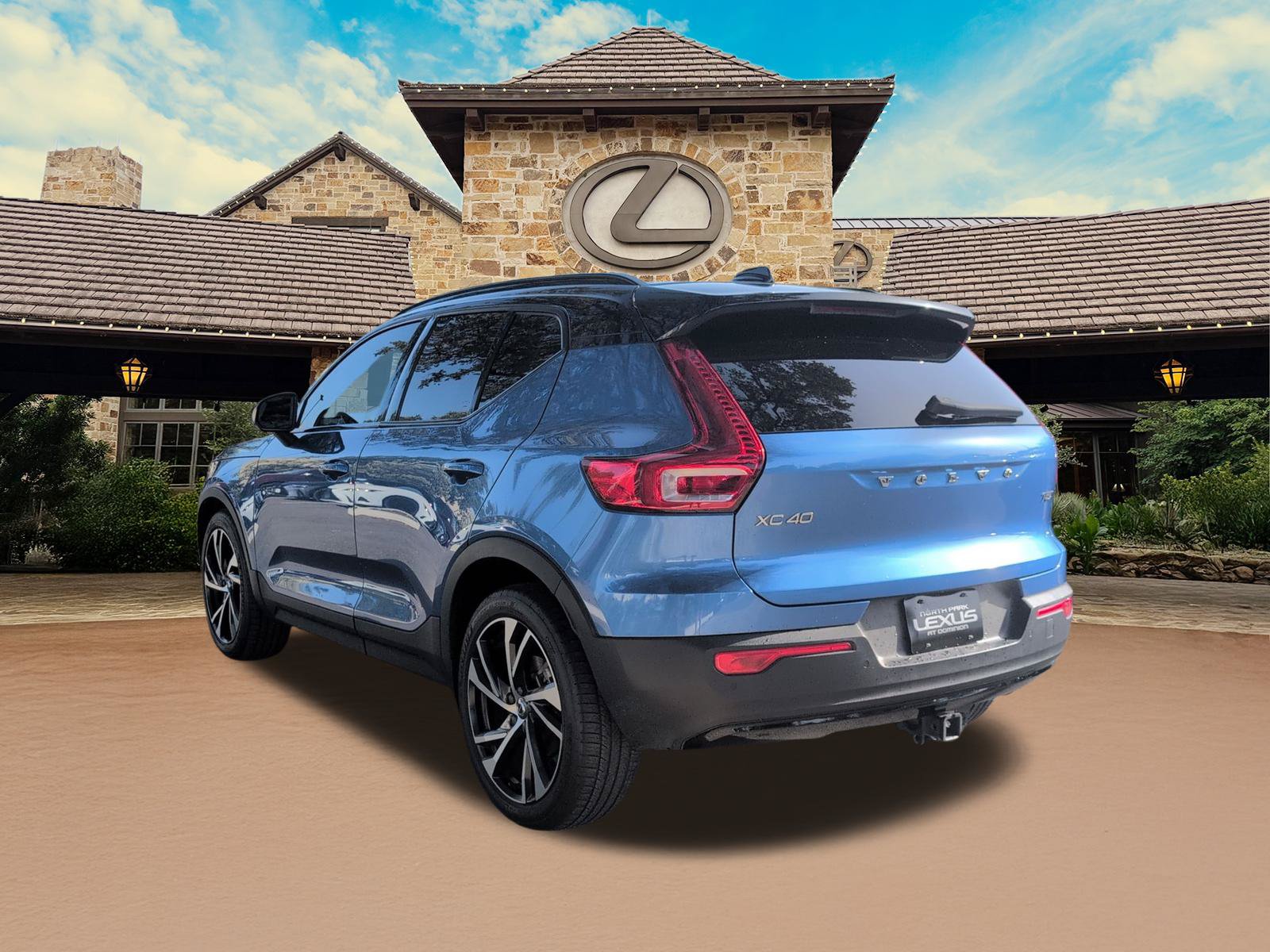 Used 2021 Volvo XC40 T5 R-Design w/ Protection Package AWD/4WD image 3