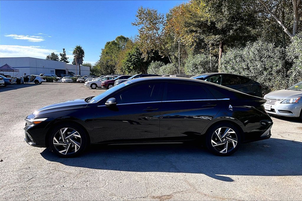 Used 2025 Hyundai Elantra Limited FWD image 10