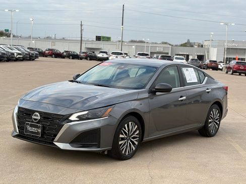 Certified 2025 Nissan Altima 2.5 SV image 3