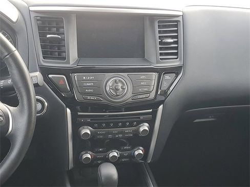 Used 2020 Nissan Pathfinder SV image 14