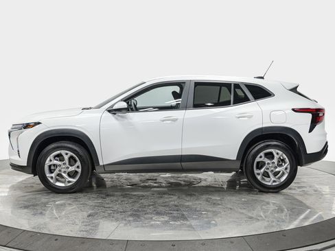 Used 2024 Chevrolet Trax LS w/ LS Convenience Package FWD image 2