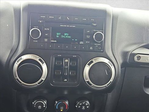 Used 2014 Jeep Wrangler Freedom Edition image 13
