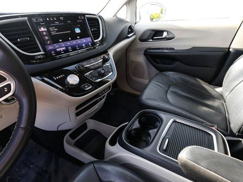 Used 2022 Chrysler Pacifica Touring-L FWD image 19