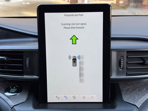 Used 2020 Ford Explorer Platinum w/ Premium Technology Package image 52