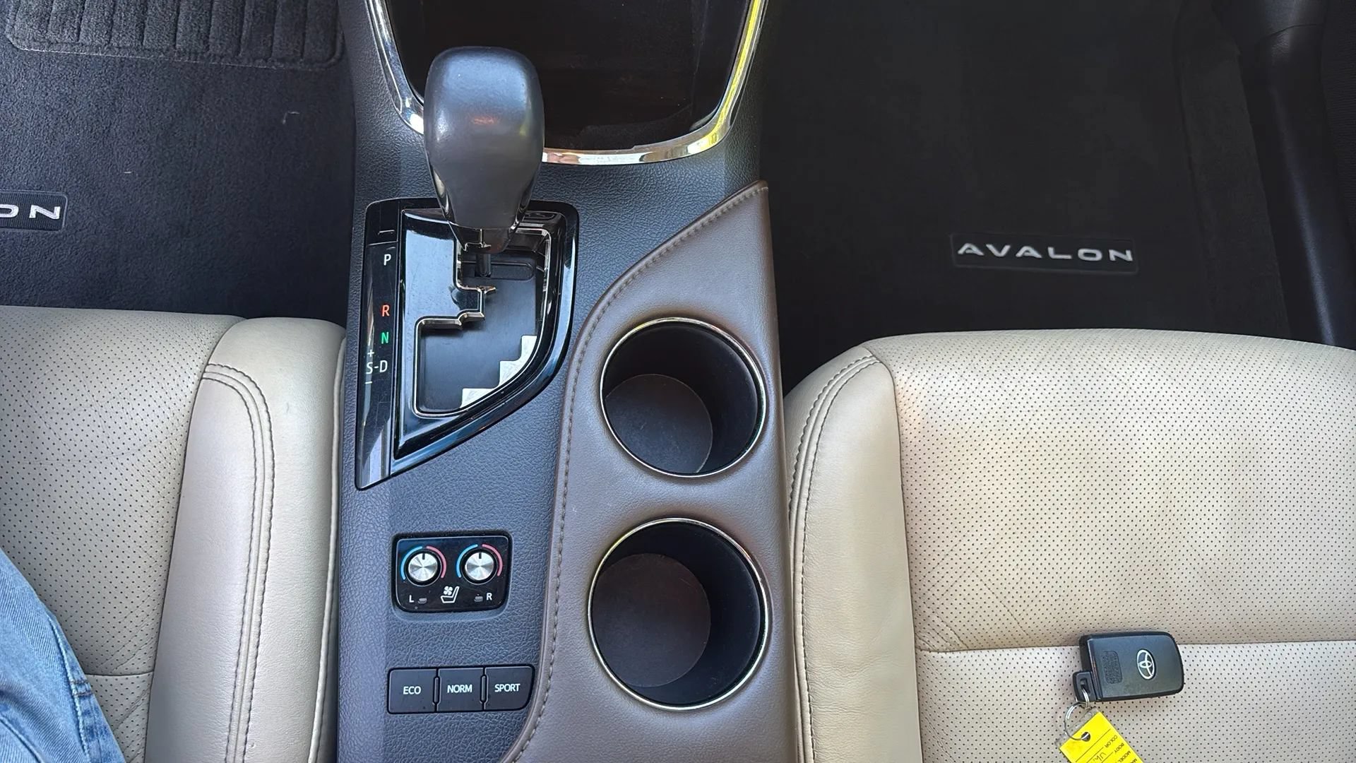 Used 2013 Toyota Avalon Limited w/ Technology Pkg FWD image 13