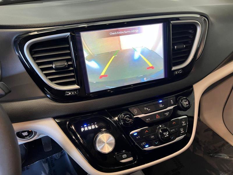 Used 2024 Chrysler Pacifica Touring-L FWD image 16