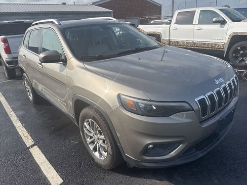 Used 2020 Jeep Cherokee Latitude Plus w/ Comfort/Convenience Group AWD/4WD image 3