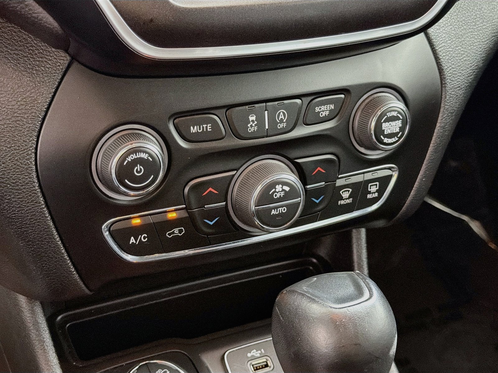 Used 2019 Jeep Cherokee Trailhawk w/ Cold Weather Group AWD/4WD image 14