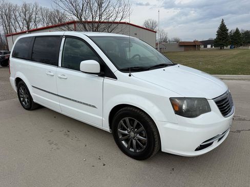Used 2014 Chrysler Town & Country S image 3