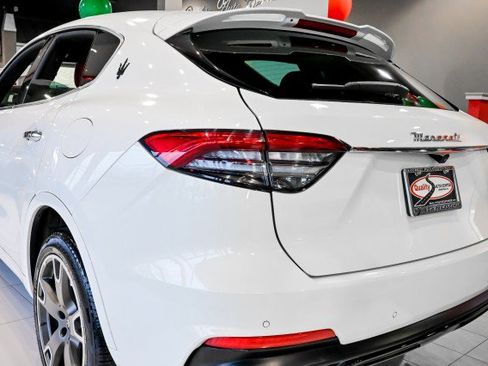 Used 2022 Maserati Levante Modena image 13