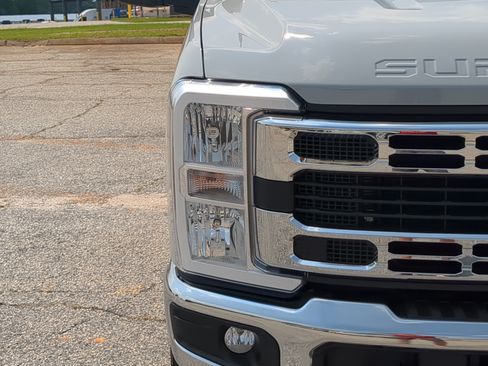 Certified 2025 Ford F250 XLT AWD/4WD image 8