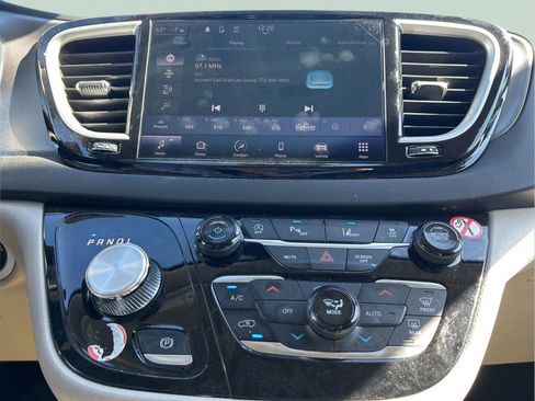 Certified 2024 Chrysler Pacifica Touring-L image 18