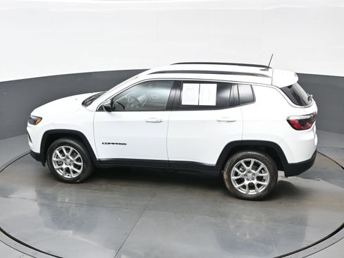 Used 2023 Jeep Compass Latitude image 35