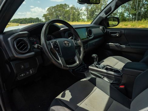Used 2020 Toyota Tacoma TRD Sport w/ Technology Package RWD image 11