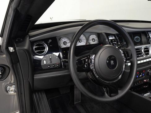 Used 2019 Rolls-Royce Dawn RWD image 25