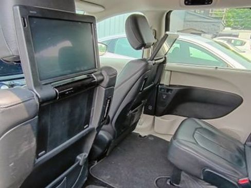 Used 2017 Chrysler Pacifica Touring-L Plus w/ Tire & Wheel Group FWD image 8