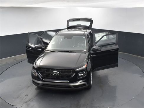 Used 2025 Hyundai Venue SE image 36