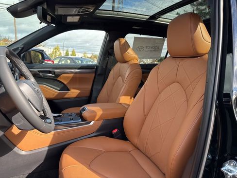 New 2025 Toyota Highlander Platinum image 12