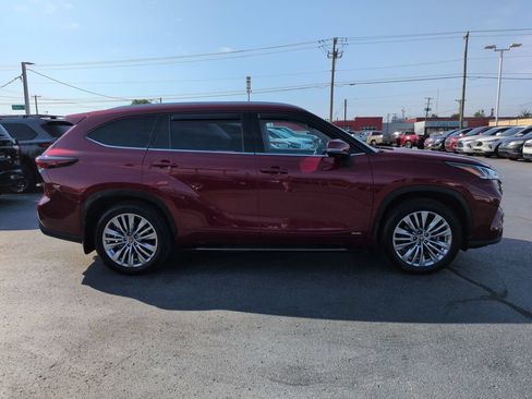 Certified 2025 Toyota Highlander Platinum AWD/4WD image 6