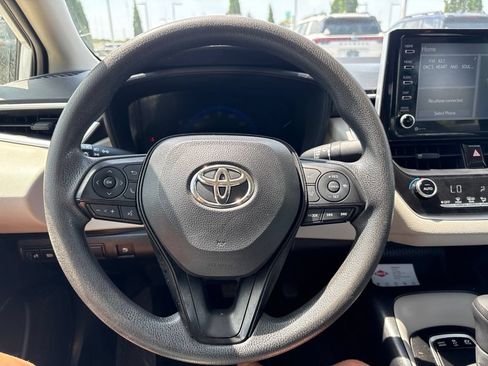 Used 2021 Toyota Corolla LE FWD image 2