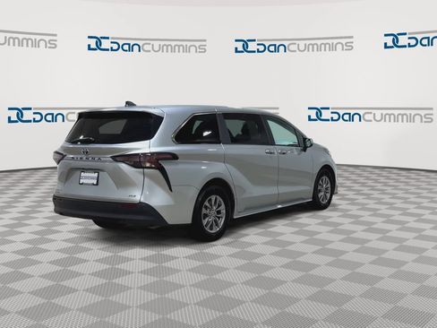 Used 2025 Toyota Sienna XLE AWD/4WD image 9