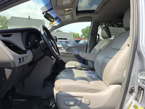 Used 2015 Toyota Sienna XLE FWD image 15