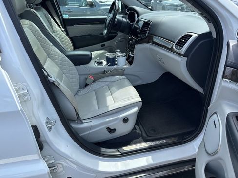 Used 2019 Jeep Grand Cherokee Summit AWD/4WD image 5
