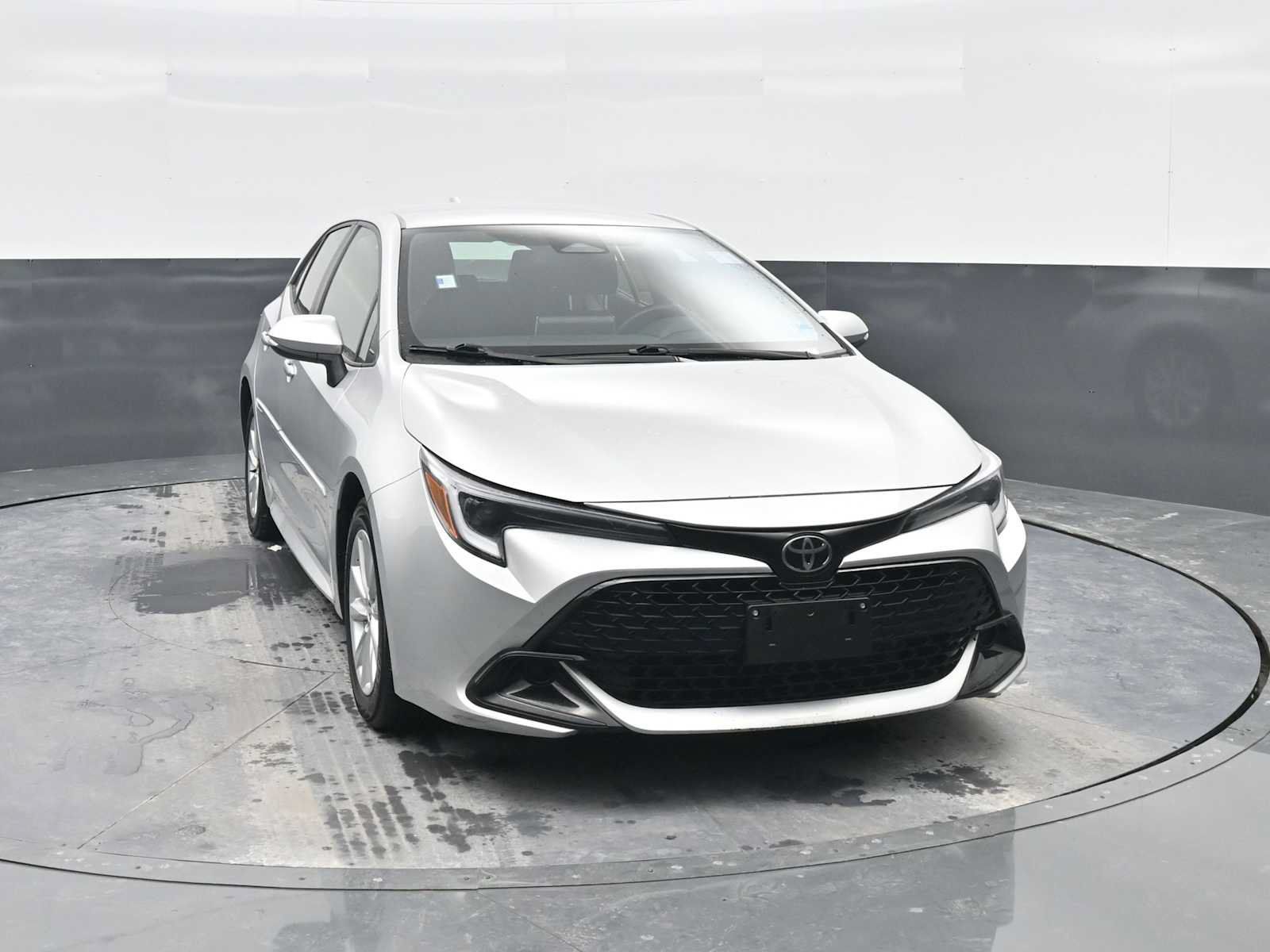 Used 2024 Toyota Corolla SE FWD image 2