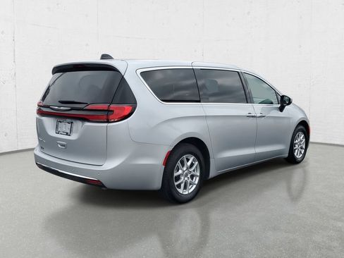 Used 2023 Chrysler Pacifica Touring-L FWD image 7