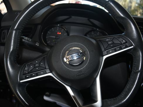 Used 2018 Nissan Rogue SV w/ Premium Package image 13