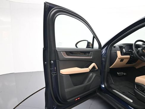 Used 2025 Porsche Cayenne Coupe AWD/4WD image 16